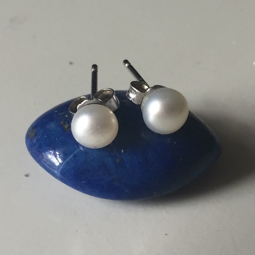 Pearl studs - Picture 2 of 4